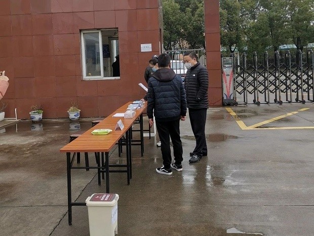 華亭鎮黨委副書記鎮長沈飚,華亭鎮企業發展辦公室主任湯冰潔調研上海滬工閥門廠(圖1)