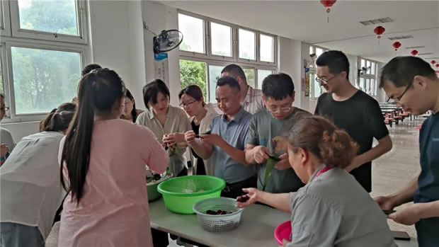 2021年上海滬工閥門廠端午節包粽子活動(圖3)