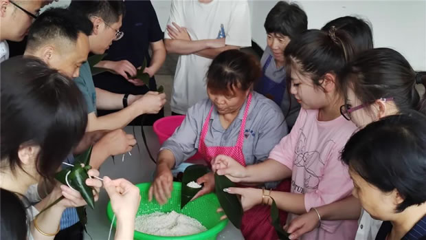 2021年上海滬工閥門廠端午節包粽子活動(圖4)