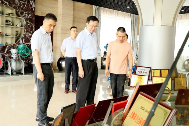 嘉定區政協主席沈華棣調研上海滬工閥門廠(圖1)